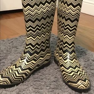 MISSONI cream and black chevron printed rain boots